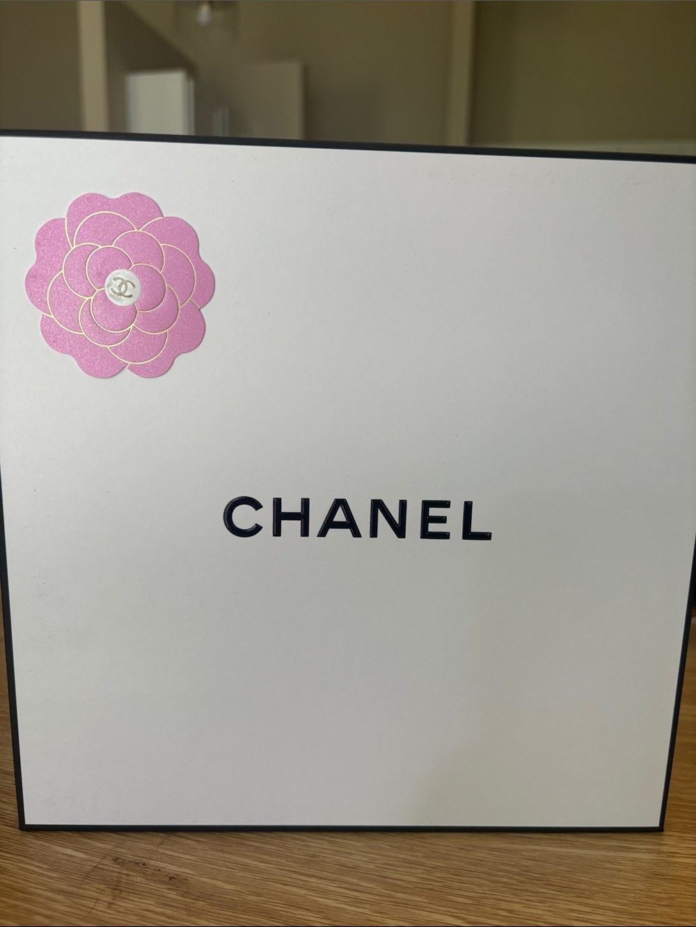 CHANEL Makeup Les beiges Set with Straw Cosmetic Case — Beige & Black - Picture 5 of 6